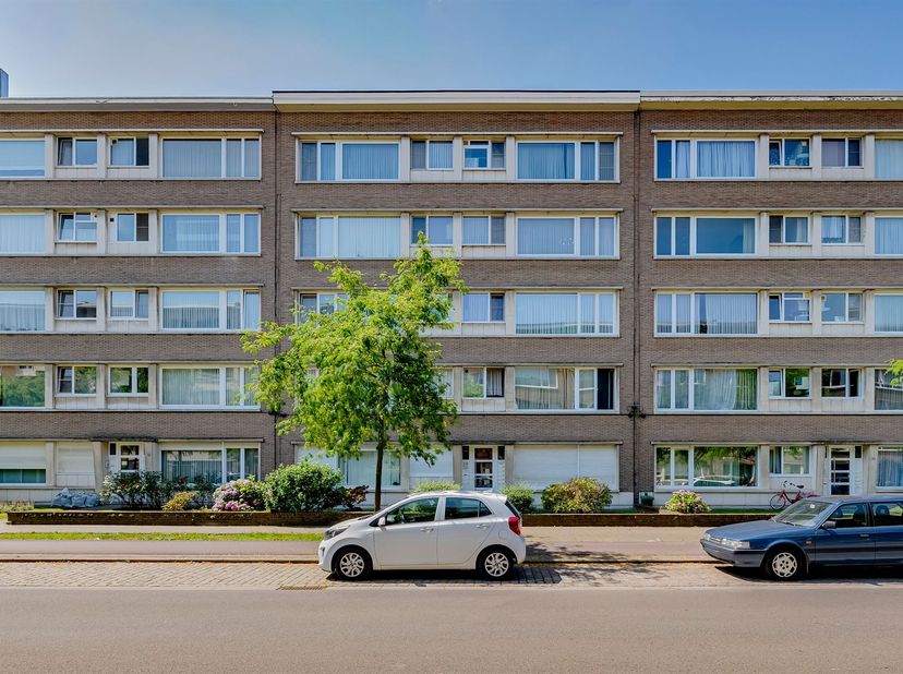 Zeer licht appartement met terras staat te koop op de Pastoor Bauwenslaan 21, niet ver van de Bist te Wilrijk.<br />
Garagebox mogelijk mits meerprij