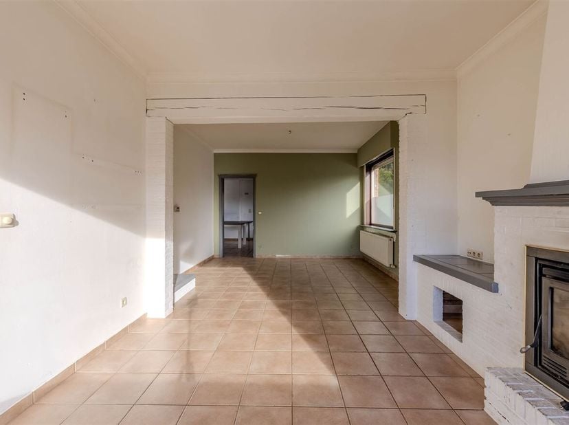 Vrijstaande woning met grote tuin in Herselt<br />
Bij het betreden van de woning word je verwelkomd via een aparte inkomhal die toegang biedt tot de