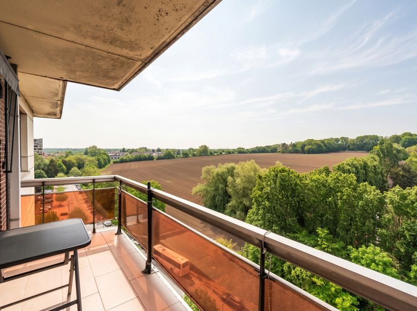 SINT-STEVENS-WOLUWE, APPARTEMENT (2 slaapkamers/1 badkamer) van ±87 m² woonoppervlakte met een terras van ±6 m² (ZO), in een gebouw uit 1958. Gelegen