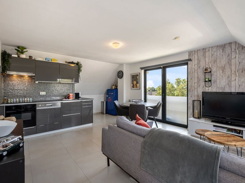 Centraal gelegen op de hoek Kouterstraat/Lamstraat, op een boogscheut van het centrum van Merelbeke, vindt u dit stijlvolle appartement op de derde ve