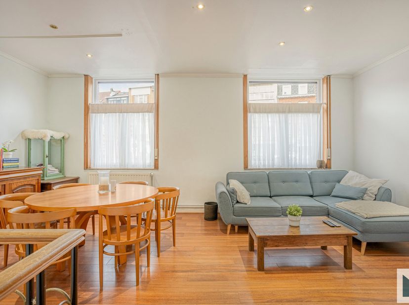Ontdek dit charmante en praktisch ingedeelde gelijkvloerse appartement van maar liefst 131m² op een toplocatie, vlakbij het groene Park van Laken.<br