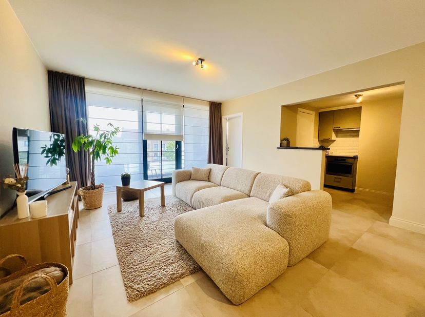 Dit gerenoveerde 2-slaapkamerappartement in Sint-Kruis combineert hedendaags wooncomfort met een uitstekende investeringsmogelijkheid. Het appartement