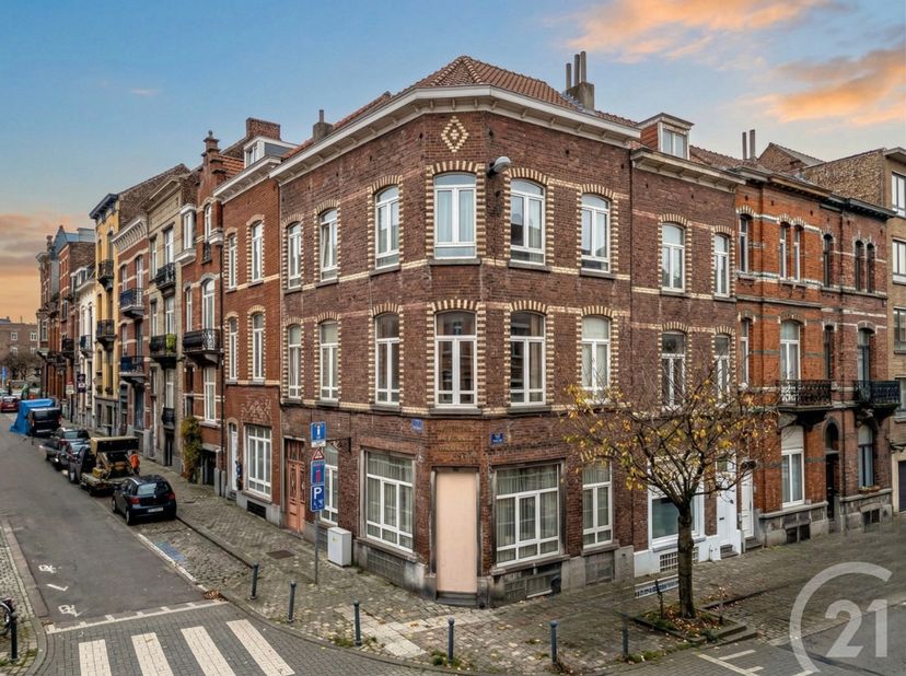 Deze eengezinswoning van 251 m² (volgens EPC) ligt aan de grens met Elsene, in het hart van Etterbeek, en valt op door zijn royale ruimtes en talrijke
