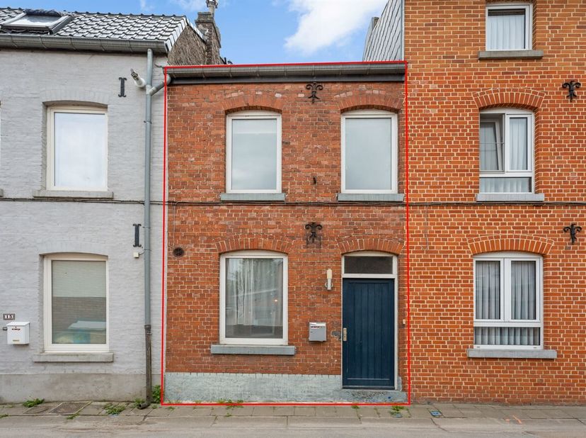 Gezellige rijwoning met 2 slaapkamers op een rustige ligging vlakbij het centrum van Tongeren. Deze woning bevindt zich in de Sportpleinstraat, op wan