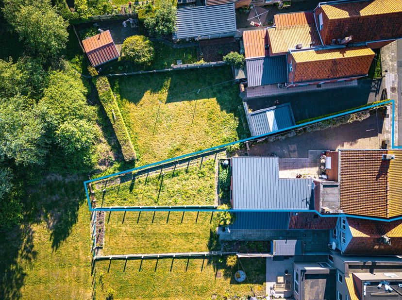 Halfopen bebouwing op 267 m² met :<br />
Gelijkvloers:<br />
 inkom<br />
 living<br />
 eetplaats<br />
 keuken met dubbele spoelbak, koelkast, oven<