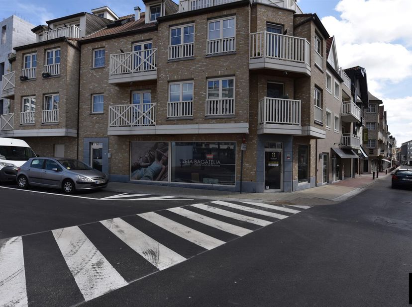 Handelsgelijksvloers op hoek op zeer commerciële ligging op de hoek van de Knokkestraat en de Kursaalstraat.<br />
keukenruimte/berging, toilet, grote