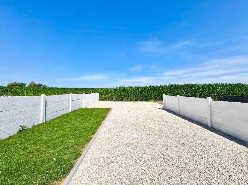 Deze volledig gerenoveerde woning bevindt zich in een rustig residentiële woonbuurt; De woning heeft een leuke tuin met terras op een onderhoudsvriend