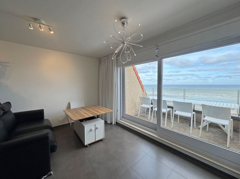 Ontdek dit prachtig instapklaar doorloopappartement, gelegen in een verzorgd en modern gebouw van 2012, op een uiterst gunstige ligging vlakbij horeca