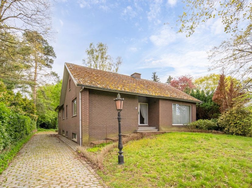 Deze open bebouwing in Koersel is rustig gelegen in een groene omgeving en biedt veel ruimte en mogelijkheden voor wie op zoek is naar een woning met