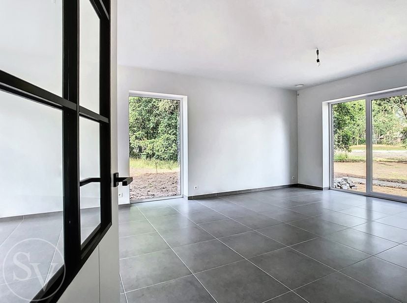 Modern wonen met maximaal comfort én een bijzonder laag energieverbruik?<br />
Dat kan in deze prachtige nieuwbouwwoning (2023), afgewerkt met hoogwaa