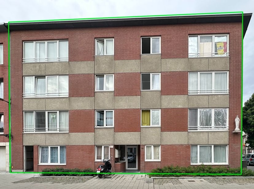 Bent u op zoek naar een interessante investering? Breng dan zeker eens een bezoek aan dit kleinschalig gebouw!<br />
<br />
Het appartementsgebouw is