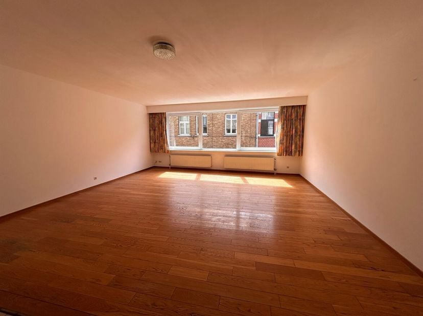 Twee slaapkamer appartement met garage <br />
Ligging:<br />
Het appartement is centraal gelegen in Turnhout, met horeca, winkels, scholen en openbaar