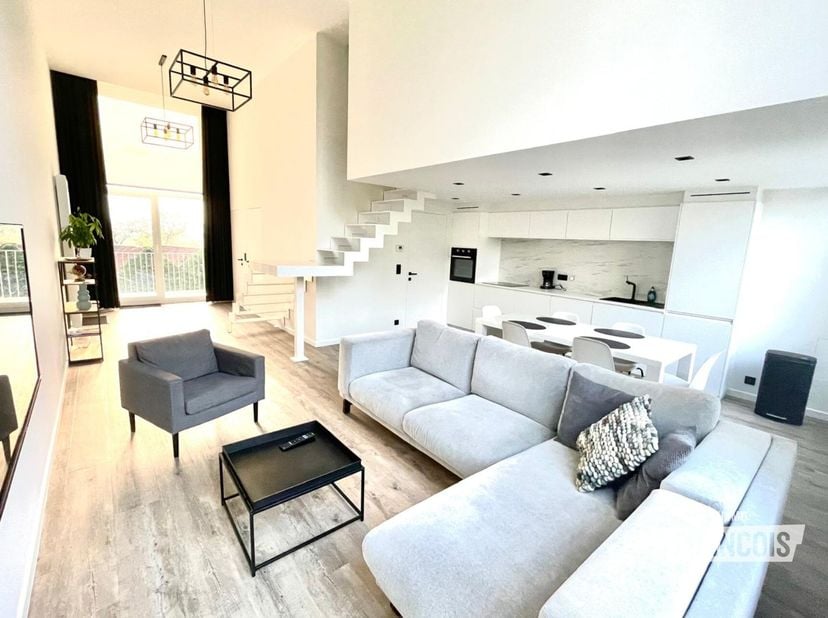 Ontdek dit ruim en lichtrijk duplex appartement te koop in het centrum van Diksmuide, met een bewoonbare oppervlakte van 98 m². Dankzij de uitstekende