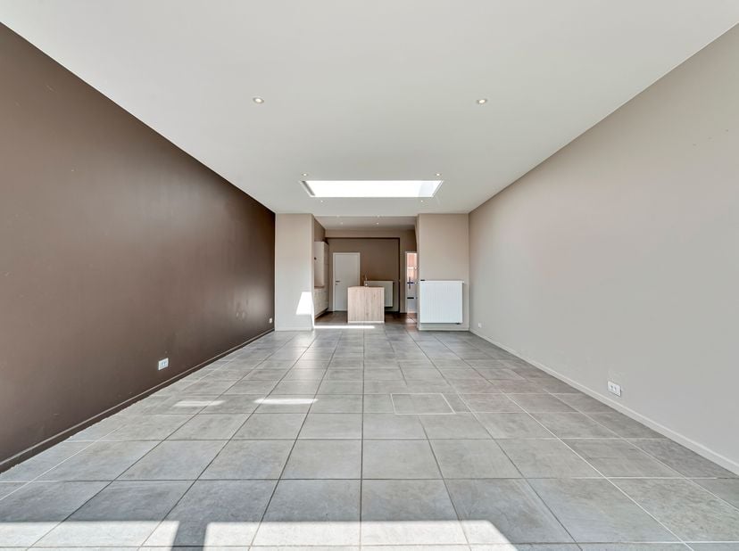Volledig instapklare woning te koop in Menen!<br />
Bij binnenkomst betreed je de inkomhal en bevindt er zich een apart toilet.<br />
Verder vind je d