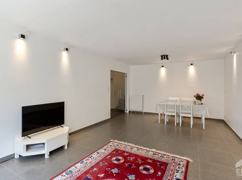 Thuiskomen in het hart van de Katarinawijk, met alles wat Hasselt zo aangenaam maakt binnen handbereik. Dit recent gerenoveerde appartement voelt mete