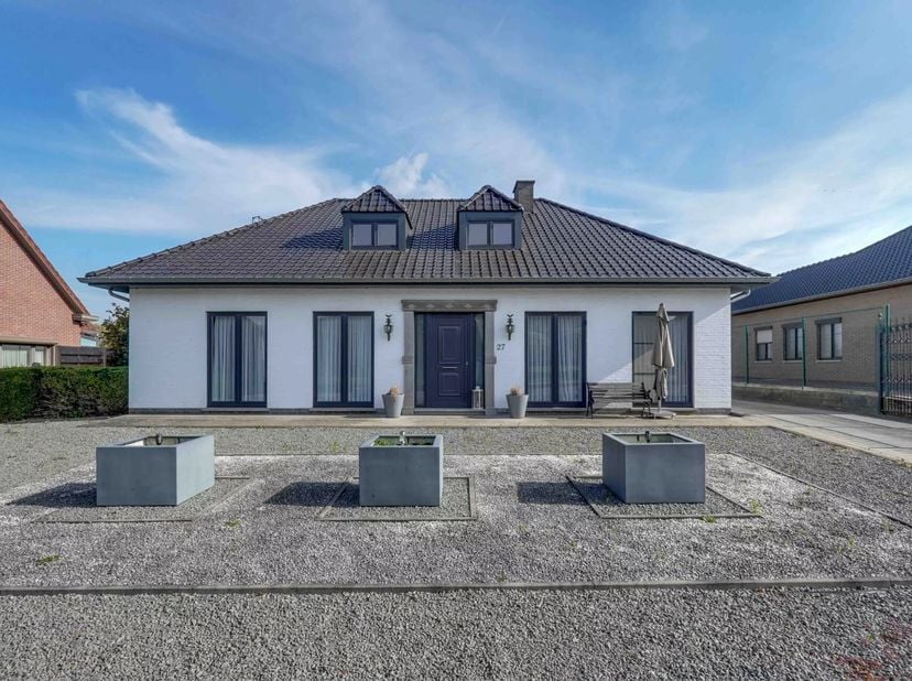 Deze uitstekend onderhouden villa aan de Hertstraat 27 in Schalkhoven (Bilzen-Hoeselt) biedt een bewoonbare oppervlakte van maar liefst 277 m² en is g