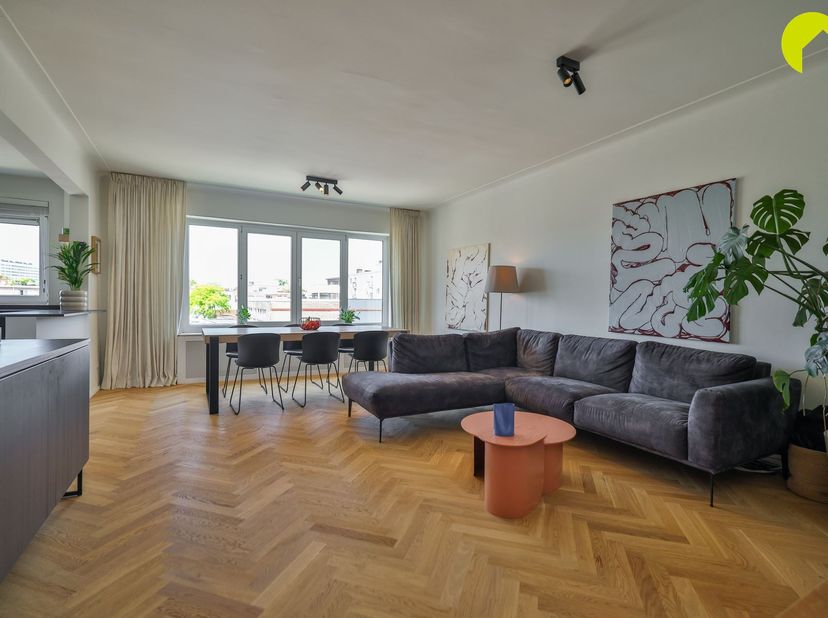 Cet appartement rénové avec goût se trouve dans le quartier très prisé d'Oosterveld, situé entre les centres commerciaux de Wilrijk, Berchem et Mortse