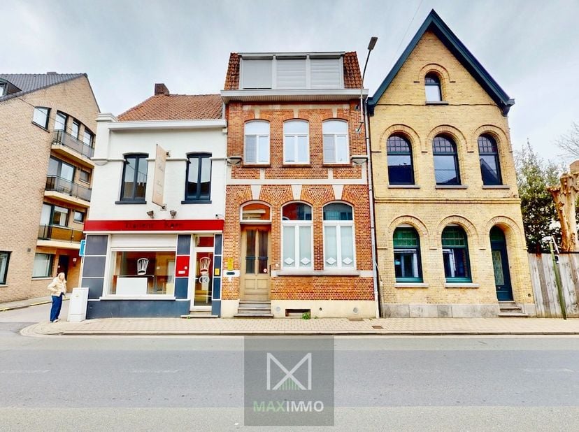 Située en plein cœur de Lauwe, cette maison de maître à rénover est vendue en combinaison avec le commerce attenant. Une opportunité unique pour ceux