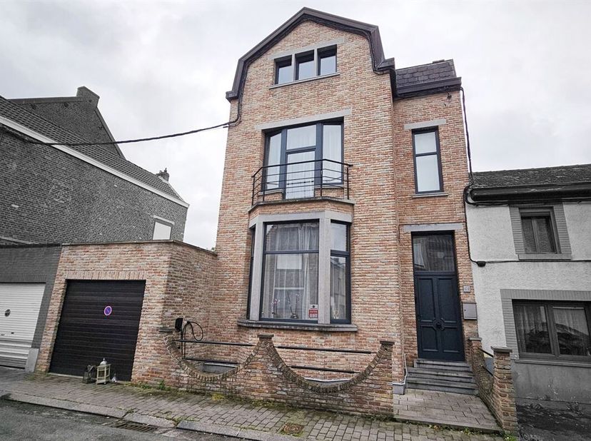 Prix: Offre à partir de 220.000 euros, frais d'agence non inclus et à charge de l'acquéreur. <br />
Très chouette maison pouvant être habitable rapide