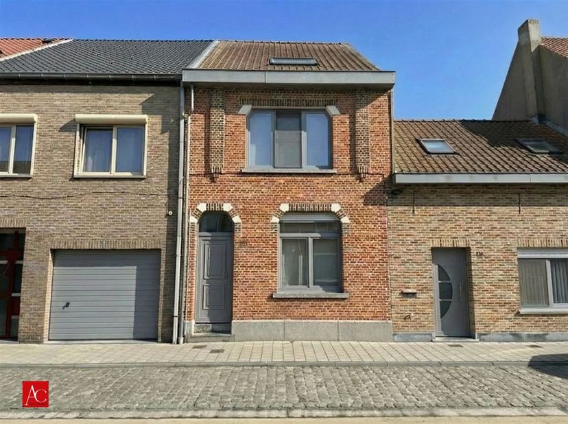 In de Fabriekstraat in Kallo wacht een charmante en verrassend ruime gezinswoning op nieuwe bewoners. <br />
Met 195 m² woonoppervlakte, vier slaapka