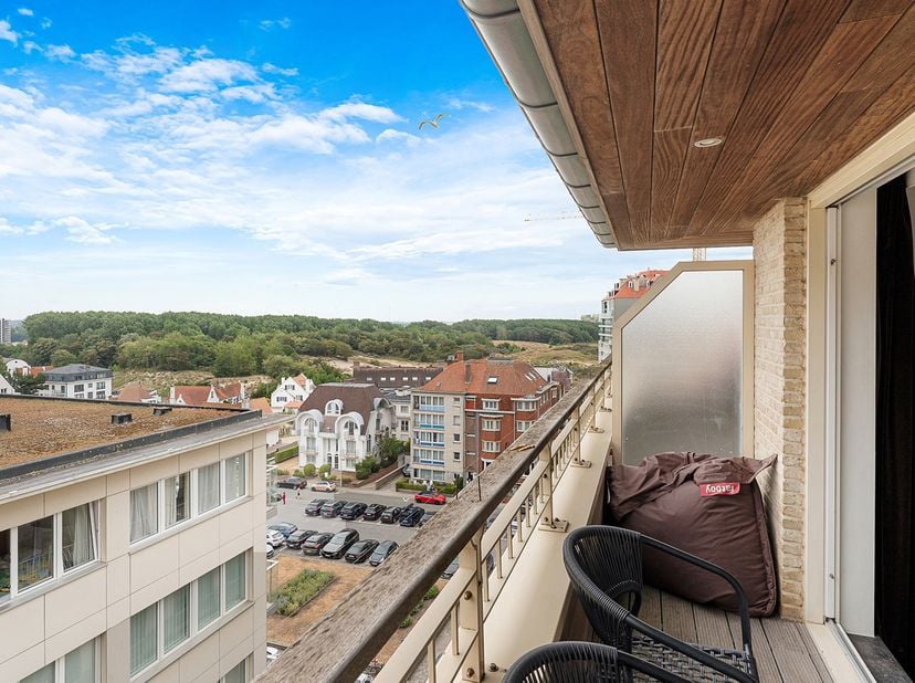 Dit zonovergoten appartement, gelegen in een rustige zijstraat van het Stübbenpark in Duinbergen, en bevindt zich op steenworp afstand van het strand.