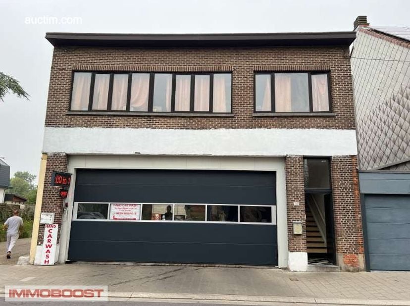 Ruim magazijn van 110m².<br />
Hoge automatische sectionaalpoort, water, elektriciteit, sanitair, camerabewaking NIEUW !!!&amp;nbsp; 100% veilig en droog!