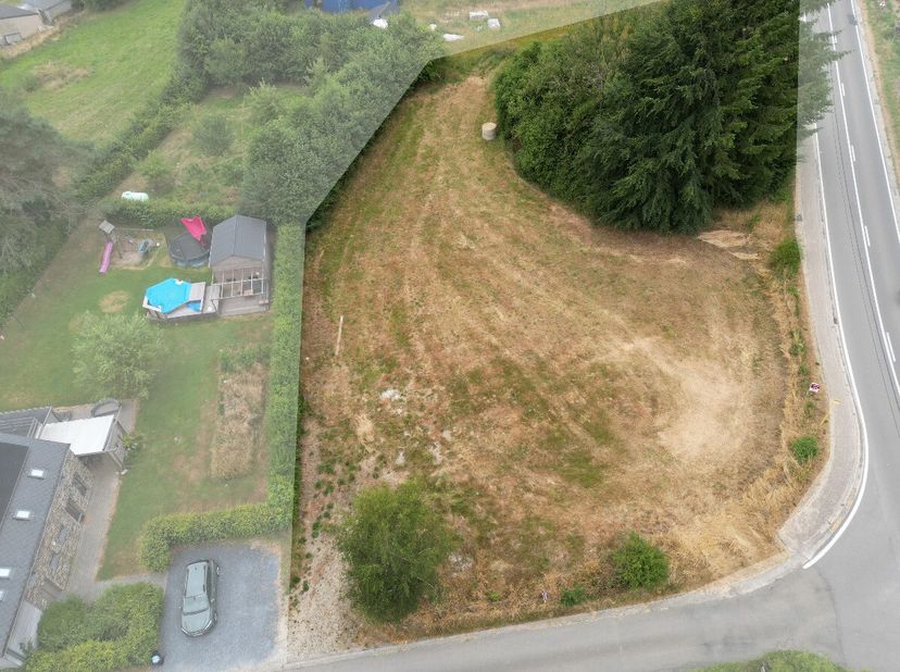 Lagence ERA BLUX a le plaisir de vous présenter ce spacieux terrain à bâtir de 1.961 m², idéalement situé dans le village de Montleban, au cur de la c