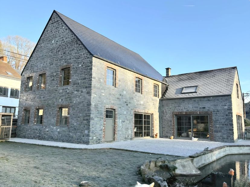 <br />
<br />
Uitzonderlijk stenen pand met stallen<br />
<br />
Een charmant stenen huis gelegen in een dorp dat gewaardeerd wordt om zijn rustige le