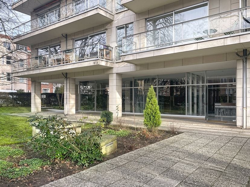 * Rez-de-chaussée 75m²<br />
Hall d'entrée majestueux desservant deux ailes<br />
* Côté gauche<br />
- Hall d'accueil avec salle d'attente (futur séj