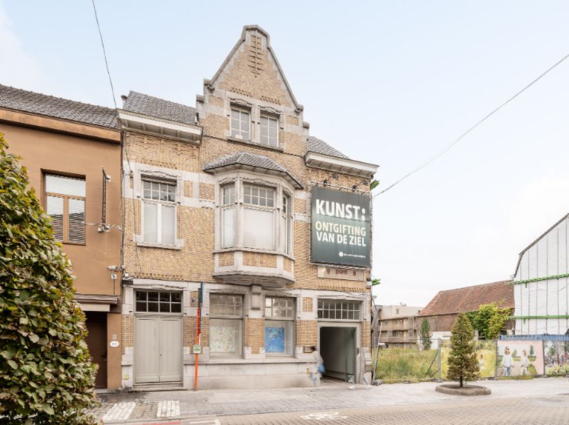 Het unieke pand gelegen aan de Sint Amandsstraat 47-49 bevindt zich in het hart van Roeselare.<br />
Het prachtige pand beschikt aan de voorzijde over