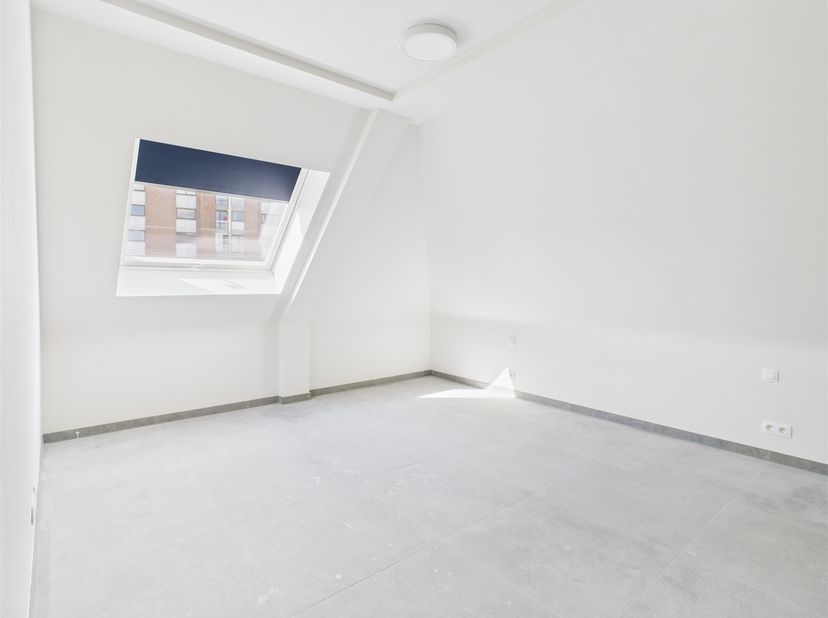 À louer, appartement au centre de Tournai.<br />
Ce logement spacieux et lumineux offre une configuration de 2 chambres ainsi que 2 salles de bains.<b