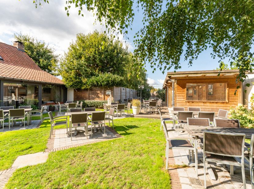 Propriété bien située et pleine de charme (actuellement restaurant avec salle de banquet) offrant de nombreuses possibilités !<br />
Disposition : hal