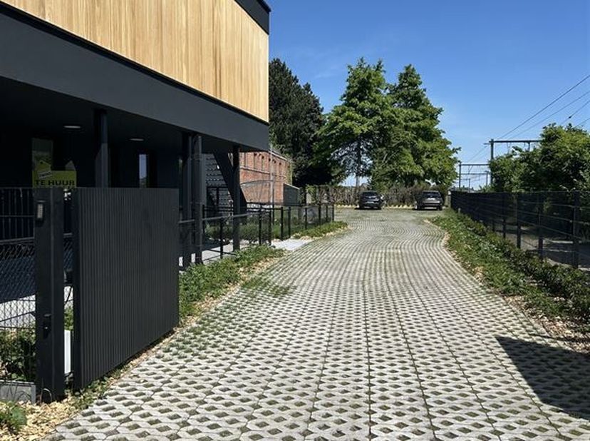 Afgesloten staanplaatsen met mogelijkheid tot elektrisch laden<br />
Op zoek naar een veilige en vlot bereikbare parkeerplaats?<br />
Deze autostaanpl