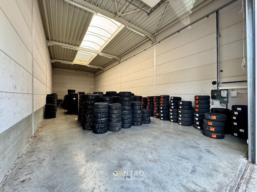 Benaderende AFMETINGEN:<br />
7,3m breedte op 22m diepte<br />
<br />
AFWERKING:<br />
<br />
<br />
	Stalen constructie behandeld met roestwerende ve