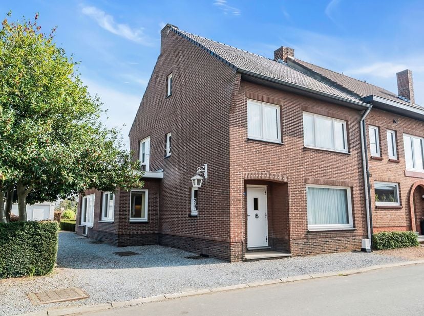 Welkom op de Leuterweg 16 in Maasmechelen.<br />
<br />
Bent u op zoek naar een ruime half- open bebouwing in het populaire Eisden?<br />
Bent u op zo