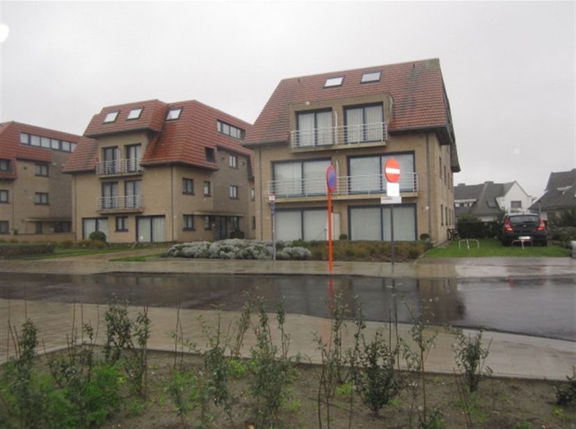 Garagebox in residentie Symphonie aan de Duinenweg.<br />
Veilig afgesloten.<br />
<br />
Direct beschikbaar.<br />
Jaarverhuurprijs: €1.350 per j