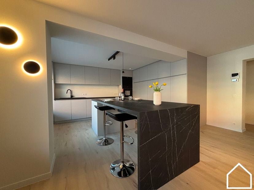 Mooi recent (2024) gerenoveerd en ruim appartement (bewoonbare oppervlakte ±132 m²) met 3 slaapkamers en een zonnig terras.<br />
Mogelijkheid tot aan
