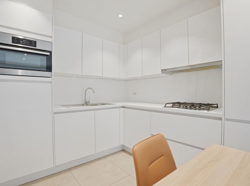 Instapklaar 2-slaapkamerappartement (59m²) in Nieuwpoort-Bad.<br />
Het appartement werd gerenoveerd in 2021-2022 en beschikt over een lichtrijke leef