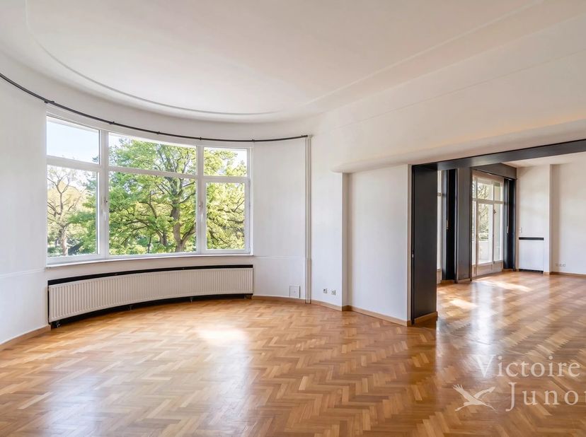 Ruime inkomhal met garderobe en gastentoilet met wastafel - visgraatparket<br />
prachtige lichte ontvangstruimtes - visgraatparket<br />
mooi zuidwes