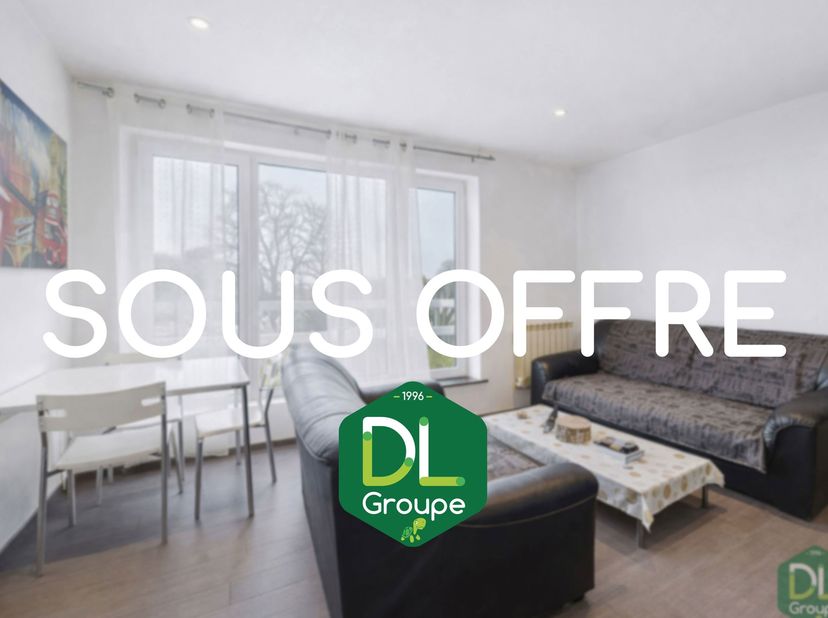 L’appartement se compose d’un beau hall d’entrée desservant un séjour confortable avec cuisine équipée ouverte et coin salon. L’espace nuit comprend t