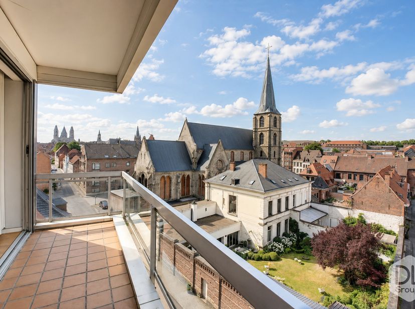 Dit appartement, gelegen op de 5e verdieping en bereikbaar met een lift, bestaat uit een hal, een half ingerichte keuken met koelkast, roestvrijstalen