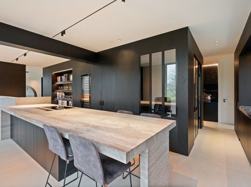 In een van de meest gegeerde en residentiële lanen van Grimbergen bevindt zich deze recent volledig verbouwde luxevilla. Deze laan staat bekend om haa