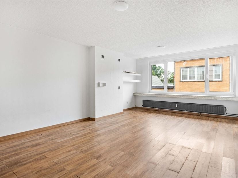 Het appartement bevindt zich op de tweede verdieping van een kleinschalig gebouw zonder lift in de Van Duyststraat te Deurne. Gelegen op een centrale