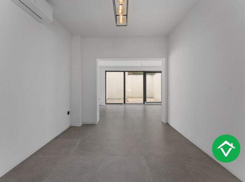 Op wandelafstand van de Grote Markt, Sint-Michielskerk, de winkelstraat, het oud kerkhof vinden we deze karakteristieke, gerenoveerde woning terug. Du