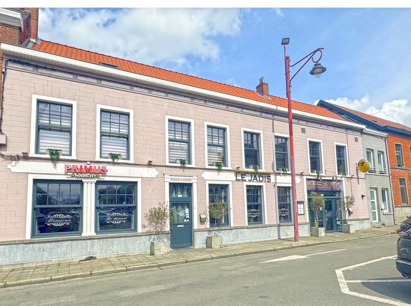 REF-906- LEUZE EN HAINAUT 7900 - Fonds de commerce HORECA en pleine activitéCharmant établissement situé sur la Grand Place avec parking aisé.- Tavern