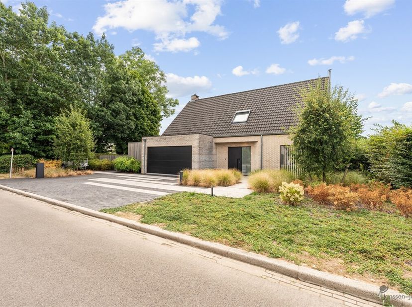 Instapklare en recent gerenoveerde woning met 4 ruime kamers, zuidgerichte tuin en EPC B, rustig gelegen in een doodlopende straat.<br />
Deze hedenda