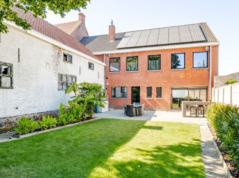 Ontdek deze ruime en lichtrijke woning met loods/opslagruimte, centraal gelegen in Waregem. Dankzij de grote bewoonbare oppervlakte, de praktische ind