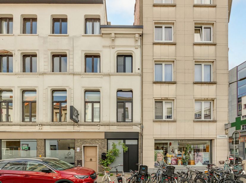 Bekijk alvast de videotour, het EPC, EK, grondplan en asbestinventaris via de Wellimmo-site ('documenten')<br />
<br />
Instapklare en volledig gereno