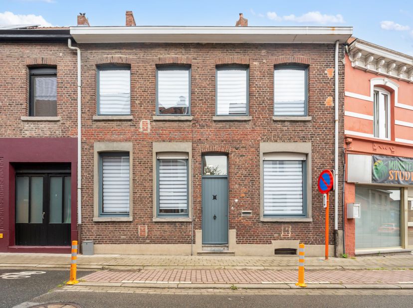 Volledig gerenoveerde eengezinswoning  4 slaapkamers, waaronder een ruime master suite met jacuzzi  217 m² bewoonbare oppervlakte  conforme elektricit