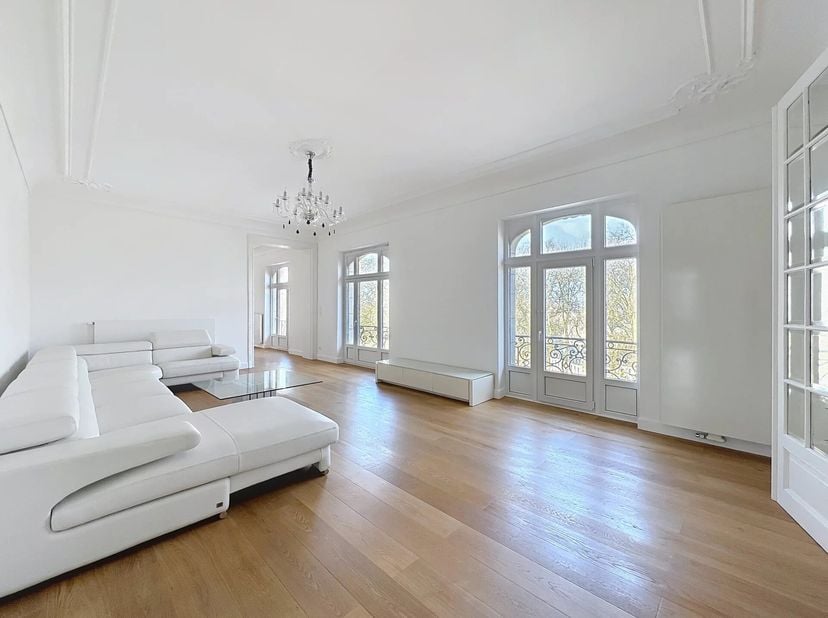 Gelegen aan een van de meest prestigieuze lanen van Brussel, appartement in een hoogstaand gebouw (20 meter gevel) met een adembenemend uitzicht op de
